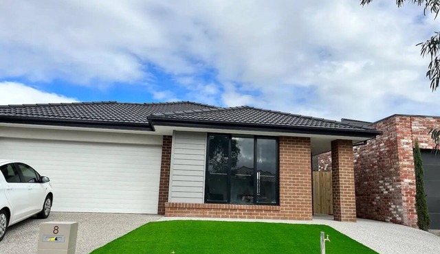Spacious 4 bed family home in Melton (near Warrawong Estate)