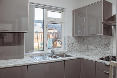 Spacious 4-Bed Flat - 10 Mins to City Centre