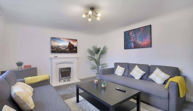 Spacious 4 Bed House with Parking-by Holiday Homes