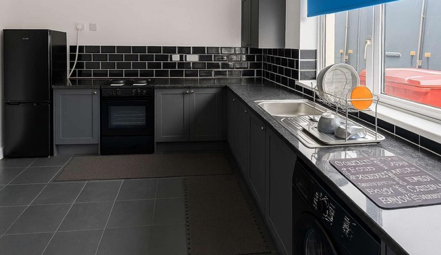 Spacious 4-Bed Retreat in the Heart of Churchill with Parking