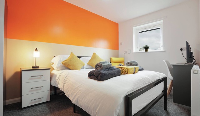 Spacious 4 Bedroom House near City Centre - Free Parking & WIFI