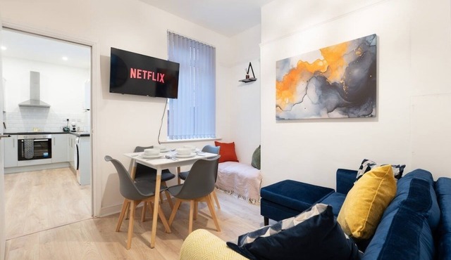 Spacious 4 bed | 4 en-suites | Parking | Discounts