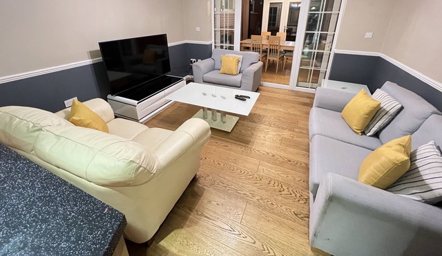 Spacious 4 Bed House sleeps 8