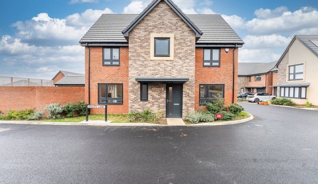 Spacious 4-Bed house for 8 with Wifi & Parking