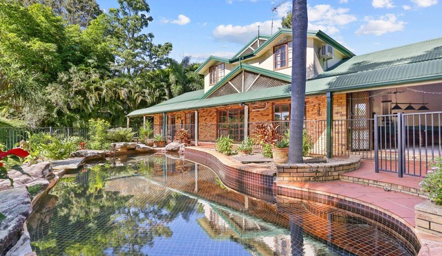 Spacious 4-Bed Hinterland Luxury Escape with Pool
