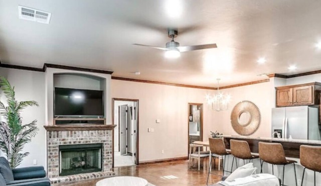 Spacious 4 Bed House With King Bed & Playground
