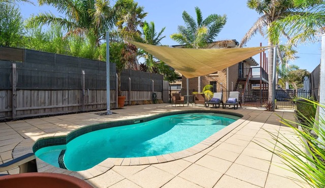 Spacious 4-Bed Home 5-min from the Beach