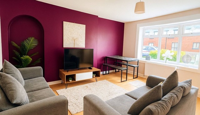 Spacious 4-Bed Home Near Glasgow | Free Parking & Garden