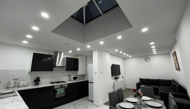 Spacious 4 Bed Home - Sleeps 7, Garden & Parking