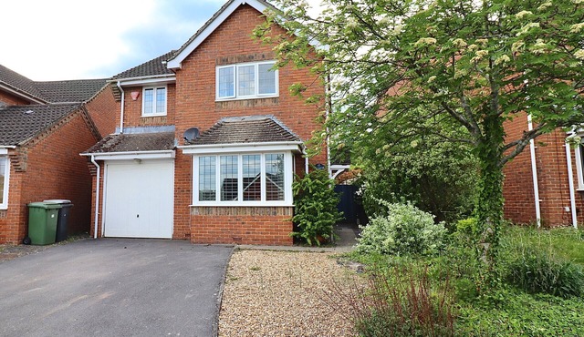 Spacious 4 Bed Home in Winchester with Garden & Parking