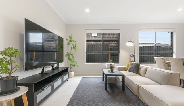 Spacious 4-Bed Home Near Rouse Hill & Attractions