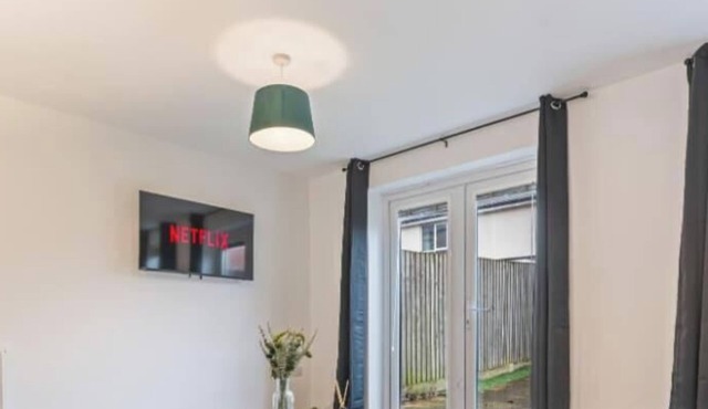 Spacious 4-Bed Home Near Cribbs & Bristol