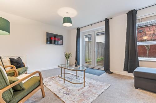 Spacious 4-Bed Home Near Cribbs & Bristol