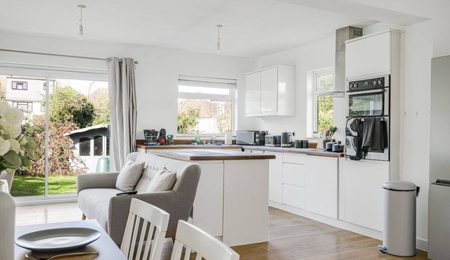 Spacious 4 Bed Home | Sleeps 8-10