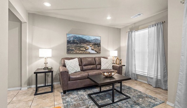 “Spacious 4-Bed Home: Dual Entrances, Work-Friendly”