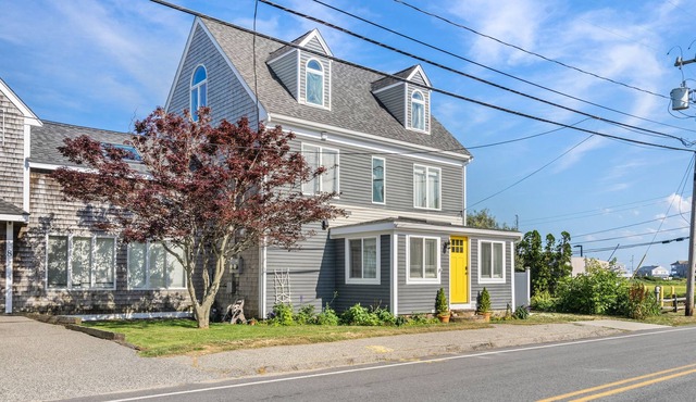 Spacious 4 bed home walk to Marina and beaches w/pvt yard