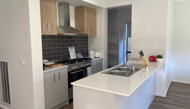 Spacious 4-bed House in Werribee