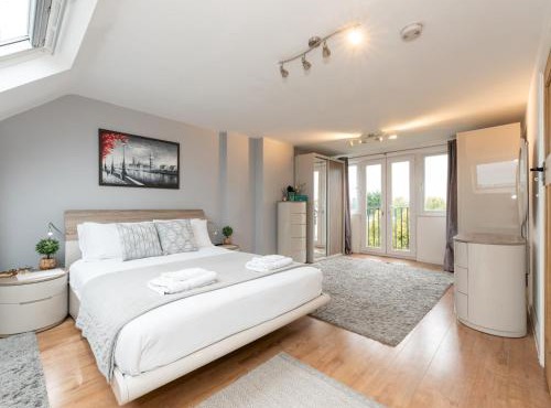 Spacious 4-Bed House Direct Link to Central London - Pass the Keys
