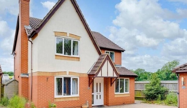 Spacious 4-Bed House with Conservatory and Parking