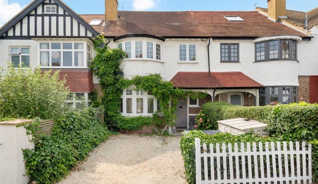 Spacious 4 bed House | Parking | Garden | 500gb WiFi