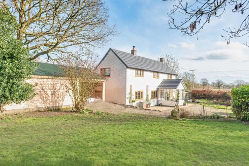 Spacious 4-Bed in Peaceful Market Drayton - Pass the Keys