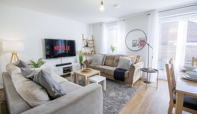 Spacious 4 Bed Modern Townhouse with Parking