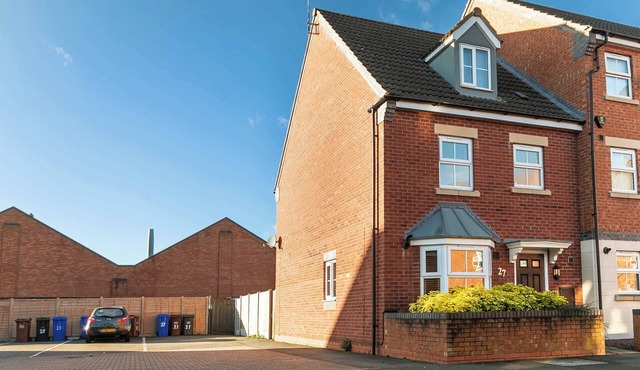 Spacious 4 Bed Modern Townhouse with Parking