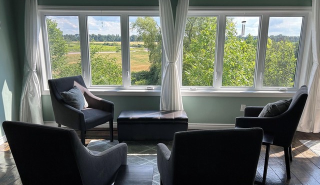 Spacious 4 bed, pet friendly and cozy accommodation downtown Canning.