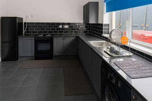 Spacious 4-Bed Retreat in the Heart of Churchill- Ideal for contractors and work stays