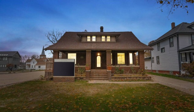 Spacious 4-Bed Retreat in Dearborn – Sleeps 10!