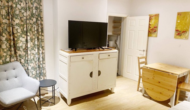 Spacious 4 bed terraced house walking distance to town centre