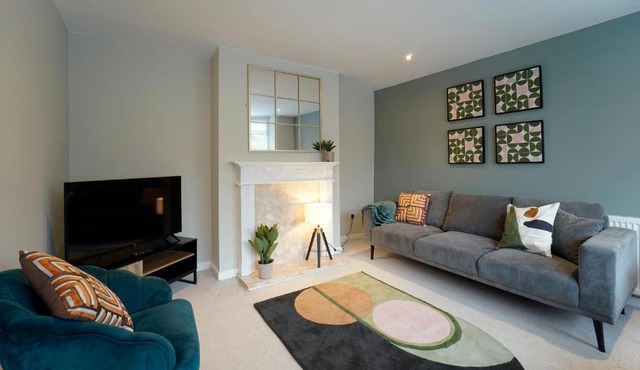 Spacious 4 bed town house in central Wetherby, sleeps 9, perfect for contractors or groups