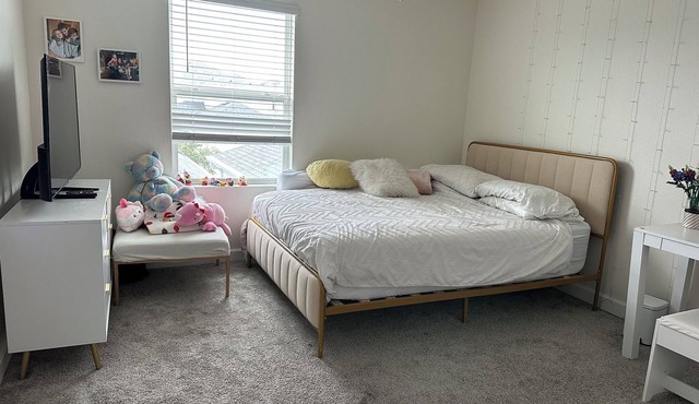 Spacious 4-bed townhome with AC. Beautiful resort style pool and fitness center