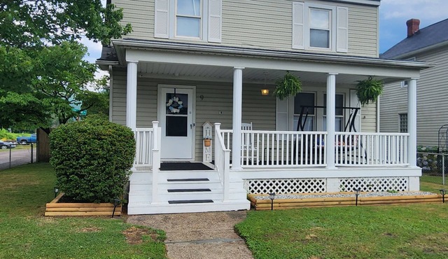 Spacious 4-bedroom house in Charlton Heights with hottub & game room
