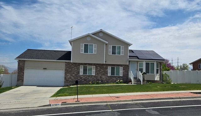 Spacious 4-bedroom house with AC, WiFi in terrific West Valley City