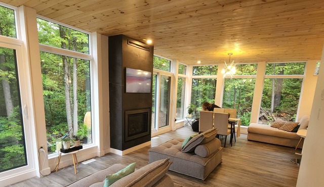 Spacious 4-Bed w sauna, cozy fireplace & rooftop
