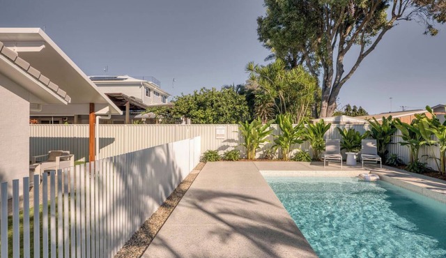 Spacious 4-bedroom house with WiFi, Pool and AC in Burleigh QLD
