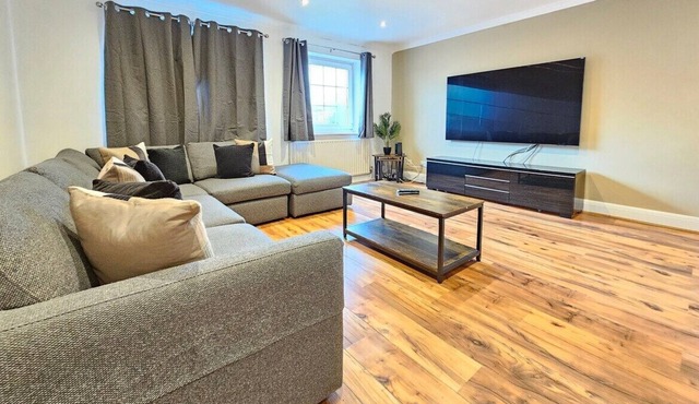 Spacious 4 Bedroom, Free Parking, Sleeps 7