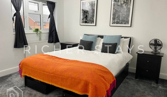 Spacious 4-Bedroom Home | Driveway & Garden