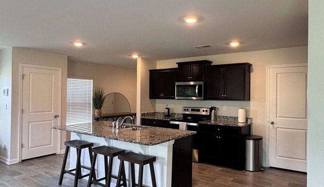 Spacious 4-bedroom building in lovely Boiling Springs with WiFi, AC