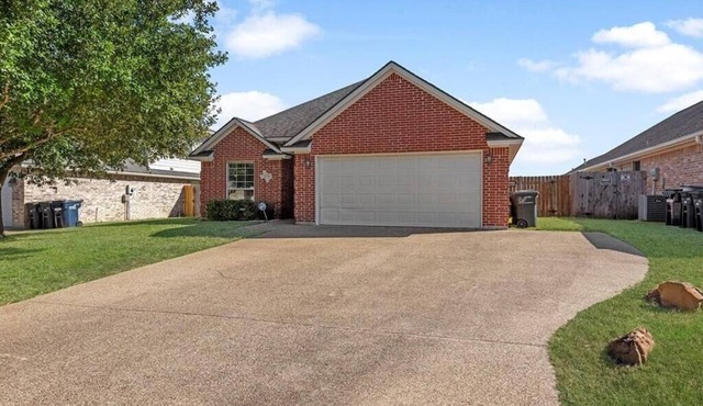 Spacious 4-bedroom house in College Station with closed in garage with A/C.