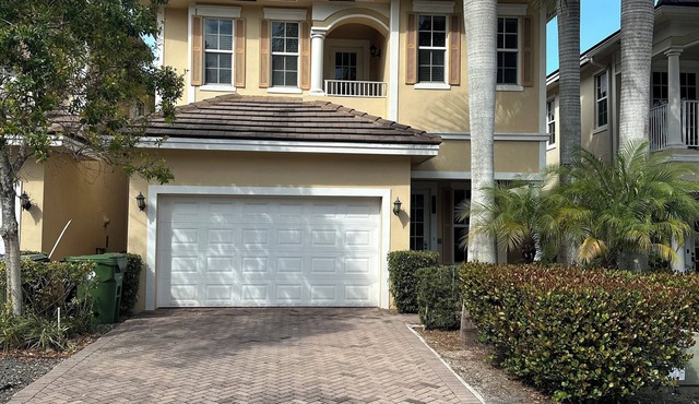 Spacious 4 bedroom/2.5 bathrooms/Private Free-Standing House