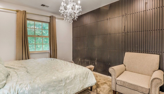 Spacious 4-bedroom villa with fitness room and WiFi in charming Fort Washington