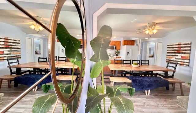 Spacious 4-bedroom house in fabulous Madison Heights with WiFi, AC, fitness room