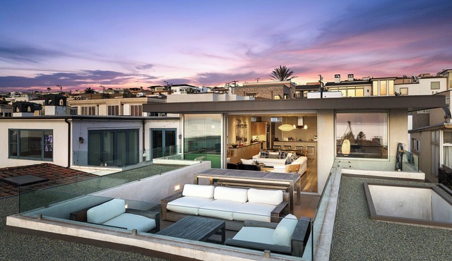 Spacious 4-bedroom home in Manhattan Beach with Ocean Views