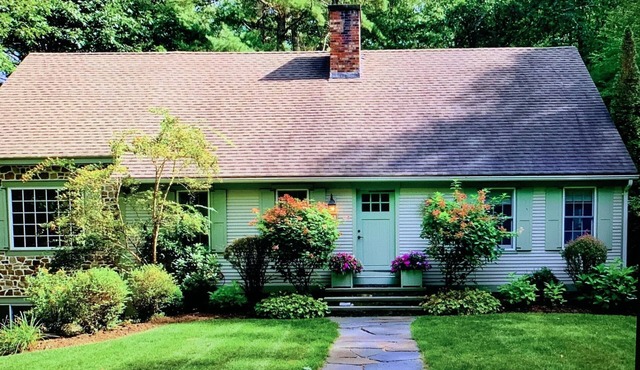 Spacious 4-bedroom house in peaceful Southfield with AC, WiFi and more!