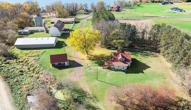 Spacious 4-bedrm farmhouse in Rush City. Next to the East Rush Lake boat launch