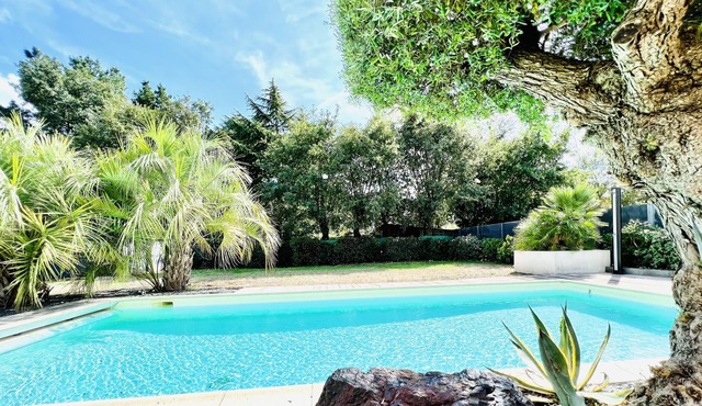 Spacious 4 bedroom Nort sur Erdre house, private heated swimming pool