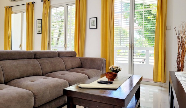 Spacious 4 bedroom terrace house near Straits Quay