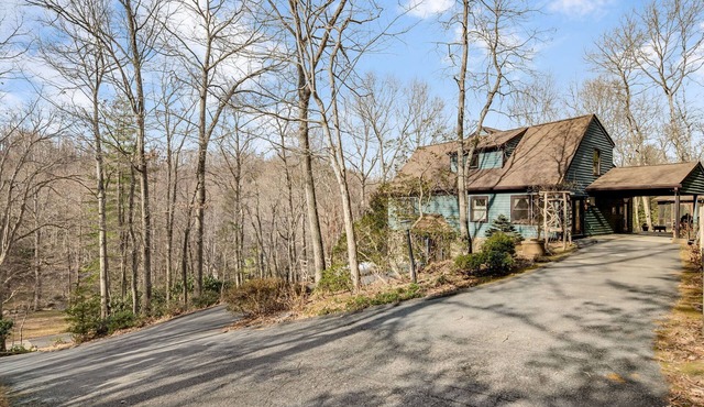 Spacious 4-bedroom house with AC in tranquil Black Mountain